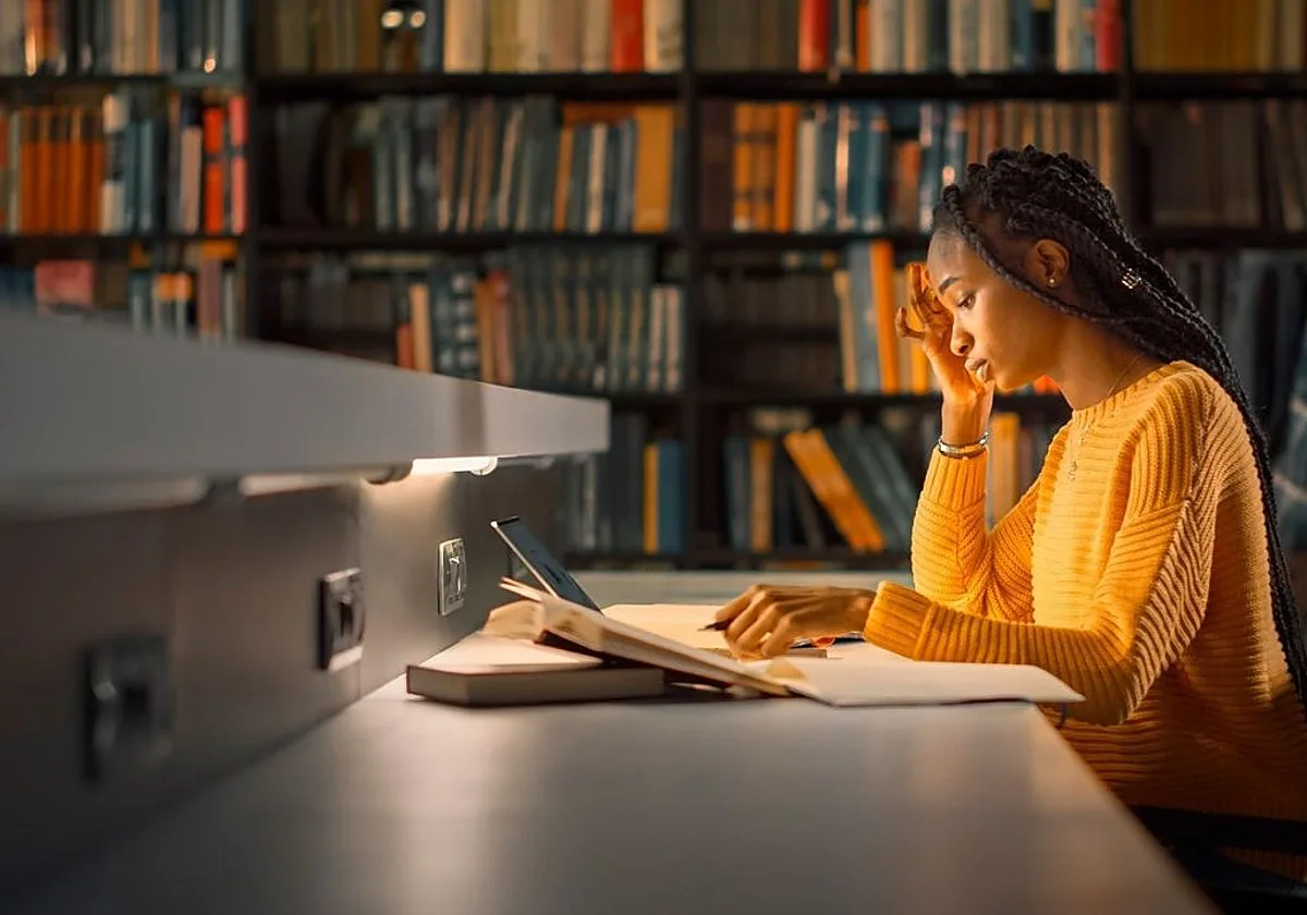 Flexos para estudiar con o sin cable: la parte del escritorio que nadie mira y sí cansa la vista