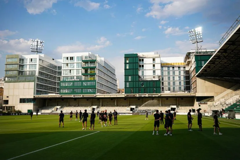 « On compte les heures » : à Bauer, une nouvelle tribune comme un trait d'union entre plus fervents supporters du Red Star, opposés à Saint-Étienne en Ligue 2