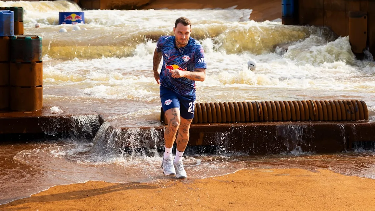 Verrückte Challenge - Vier Millionen Liter Wasser jagen DFB-Star