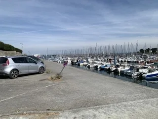 Deux femmes mortes noyées dans leur voiture : ce port de Bretagne doit-il être sécurisé ?