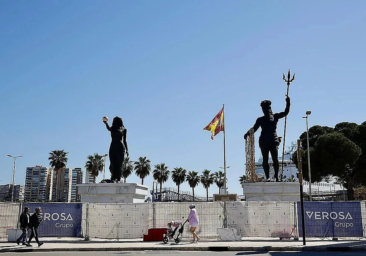 El Ayuntamiento de Málaga buscará alternativas para no desterrar las polémicas estatuas del Puerto