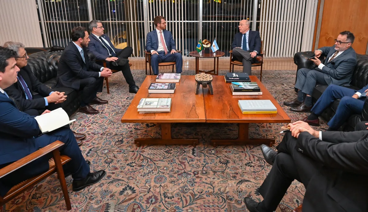 Una comitiva de parlamentarios argentinos desembarcó en Brasilia para despegarse de Milei