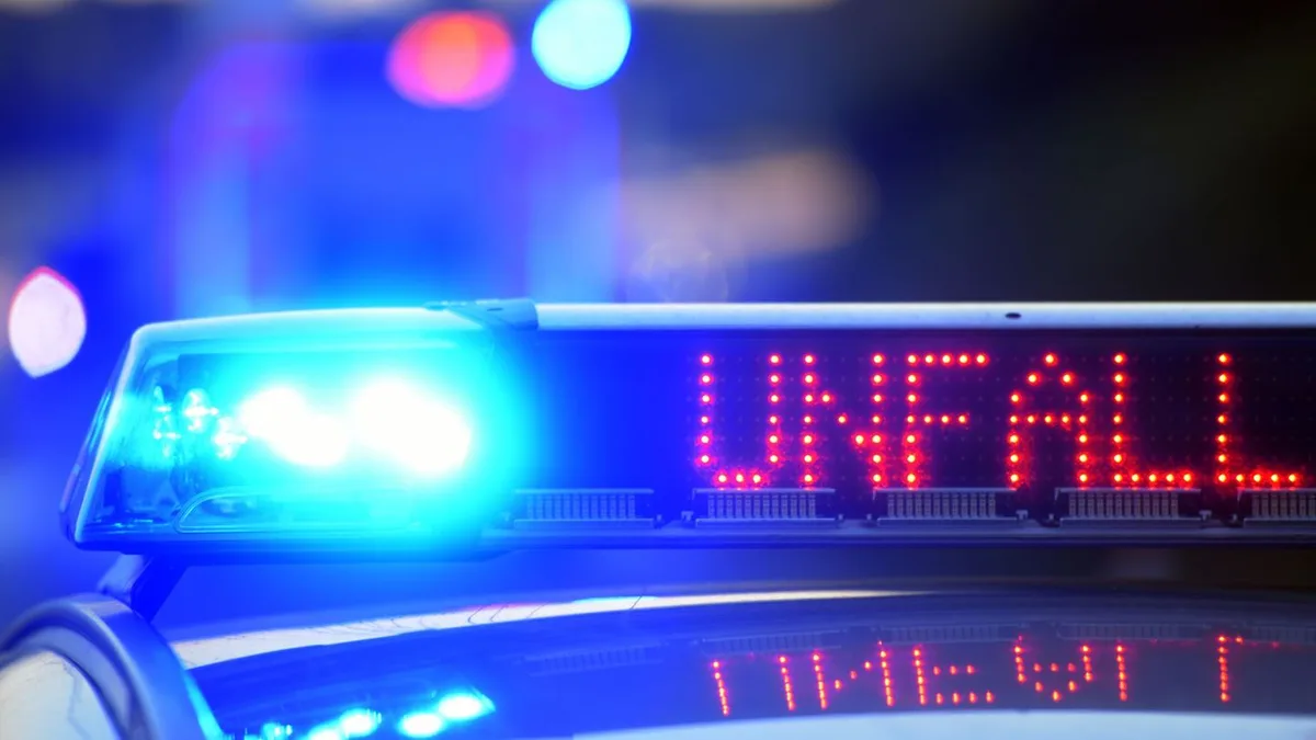 Unfall auf der A6: Kranarm nicht gesichert - Lastwagen bleibt an Brücke hängen