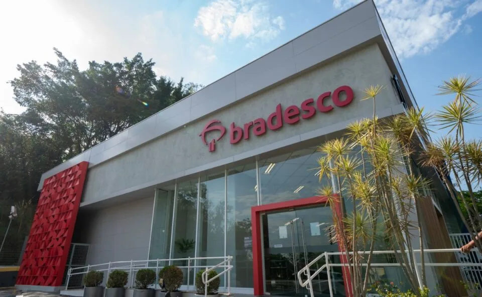 Bradesco fecha 324 agências e demite 2,4 mil funcionários após lucrar R$ 13,8 bi