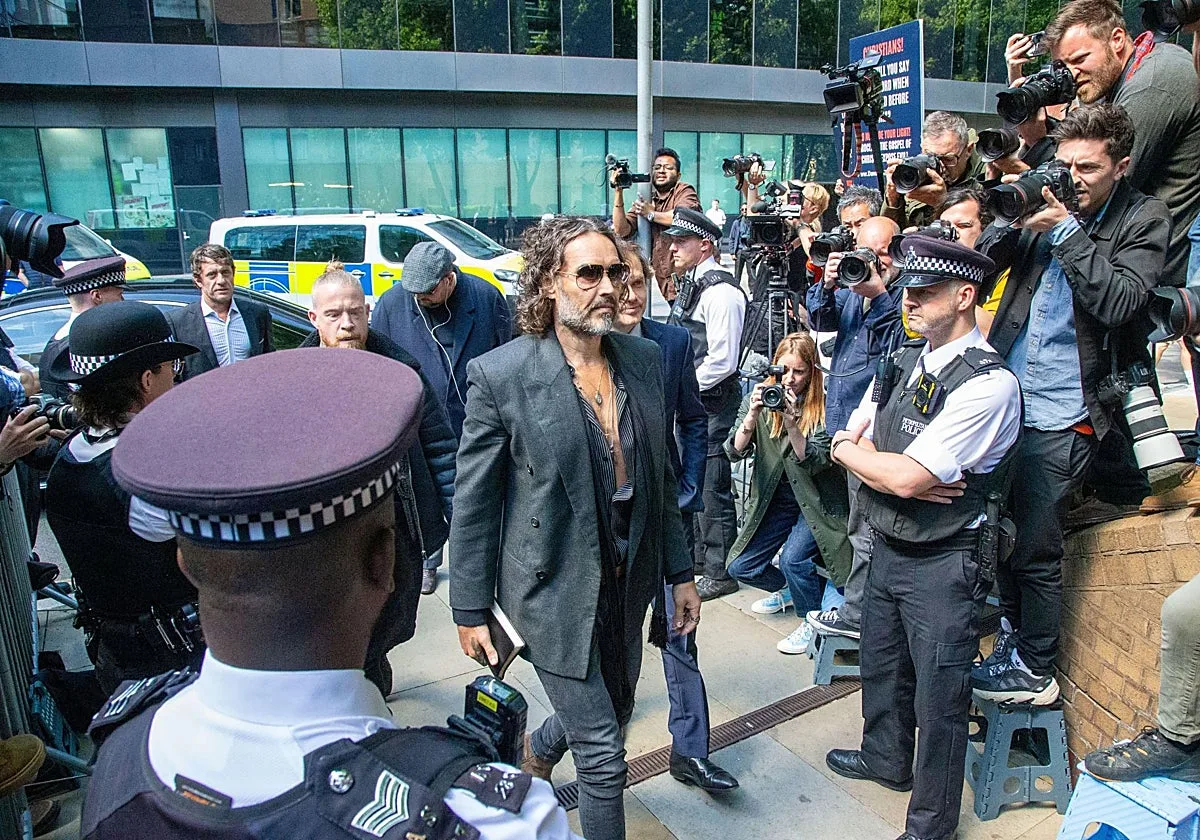 Comienza el juicio contra Russell Brand por violación y agresión sexual