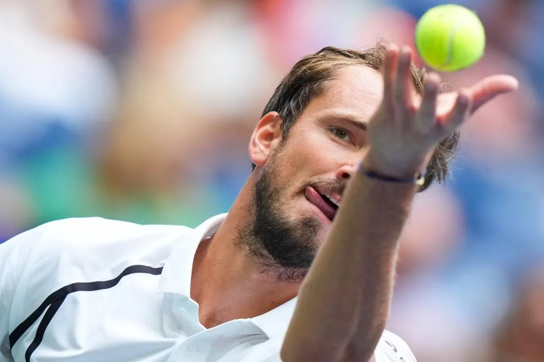 Medvedev segue sem sofrer quebras e vence mais uma no US Open