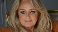 Funeral de Bonnie Tyler: fãs se despedem da cantora no País de Gales