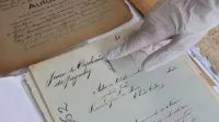 Mascar chiclete durante os estudos melhora a concentração e ajuda a memorizar informações? Veja o que diz a ciência