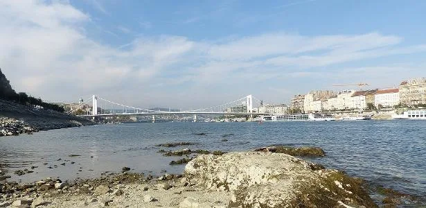 'Pedra da Fome' emerge do rio Danúbio e acende alerta severo na Europa