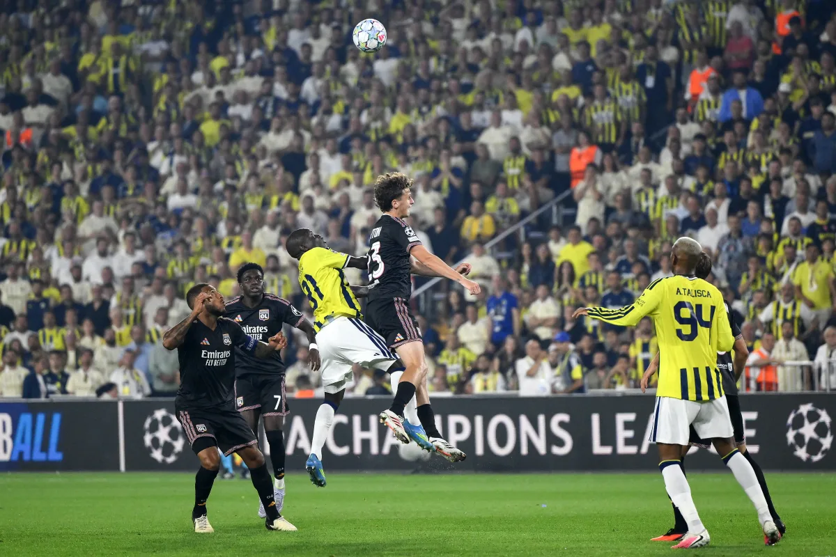 Veja fotos de Fenerbahçe x Lyon pela Liga dos Campeões