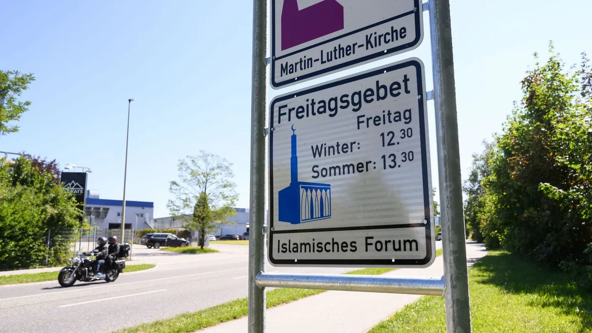 Religionsgemeinschaften: Schmierereien auf übrigen Hinweisschildern für Freitagsgebet