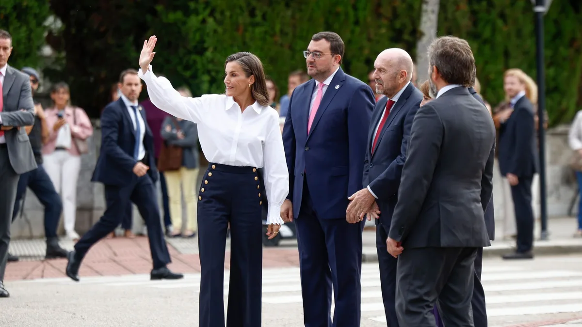 La reina Letizia, recibida a lo grande en su colegio de Oviedo para inaugurar el curso escolar 40 años después