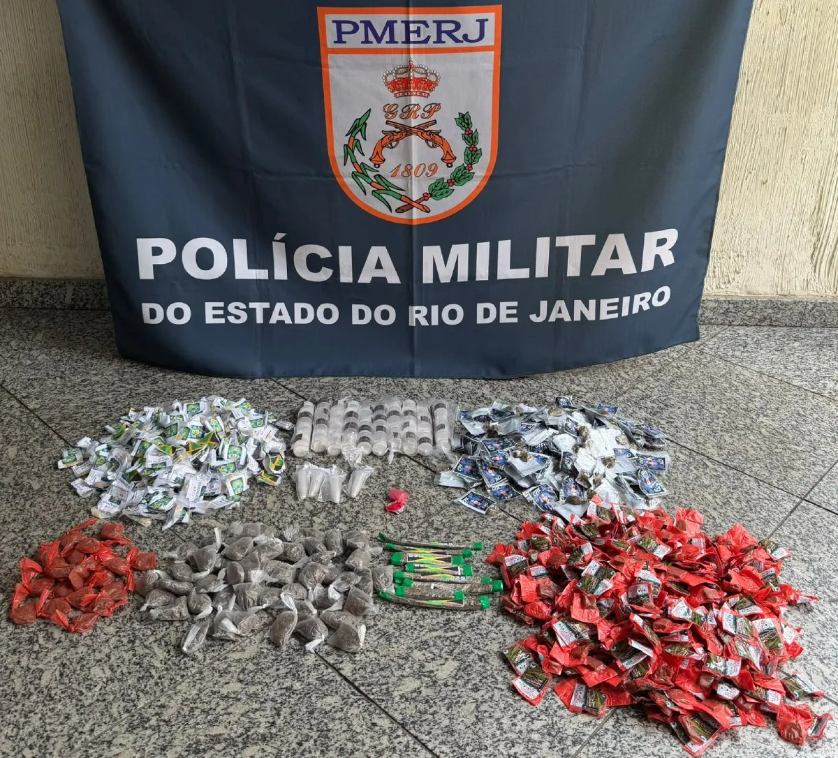 Polícia Militar apreende mais de 2 kg drogas em Barra do Piraí