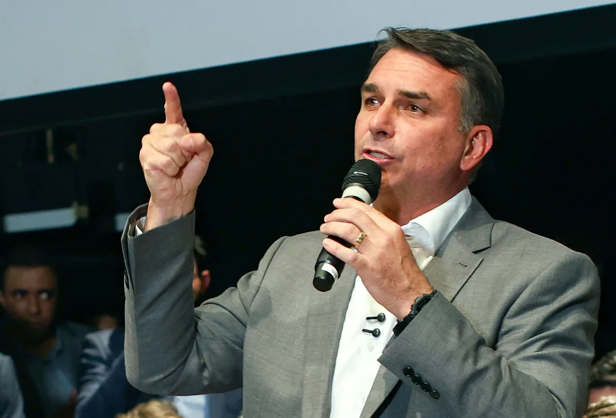 Cómo ver la entrevista a Flávio Bolsonaro en Globo TV para el balotaje de Brasil 2026 hoy