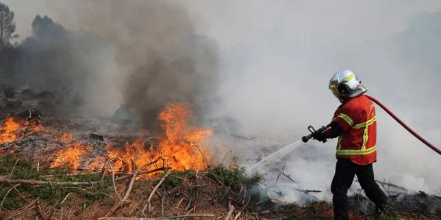 EN DIRECT, incendies et canicule : dans les Landes, le feu est reparti à l’aube ; 64 départements en vigilance orange canicule