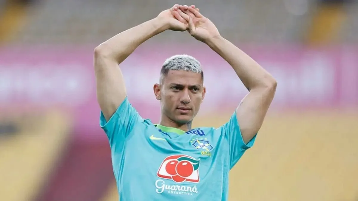 Richarlison cobra Flávio Bolsonaro por mansão de R$ 10 milhões no RJ