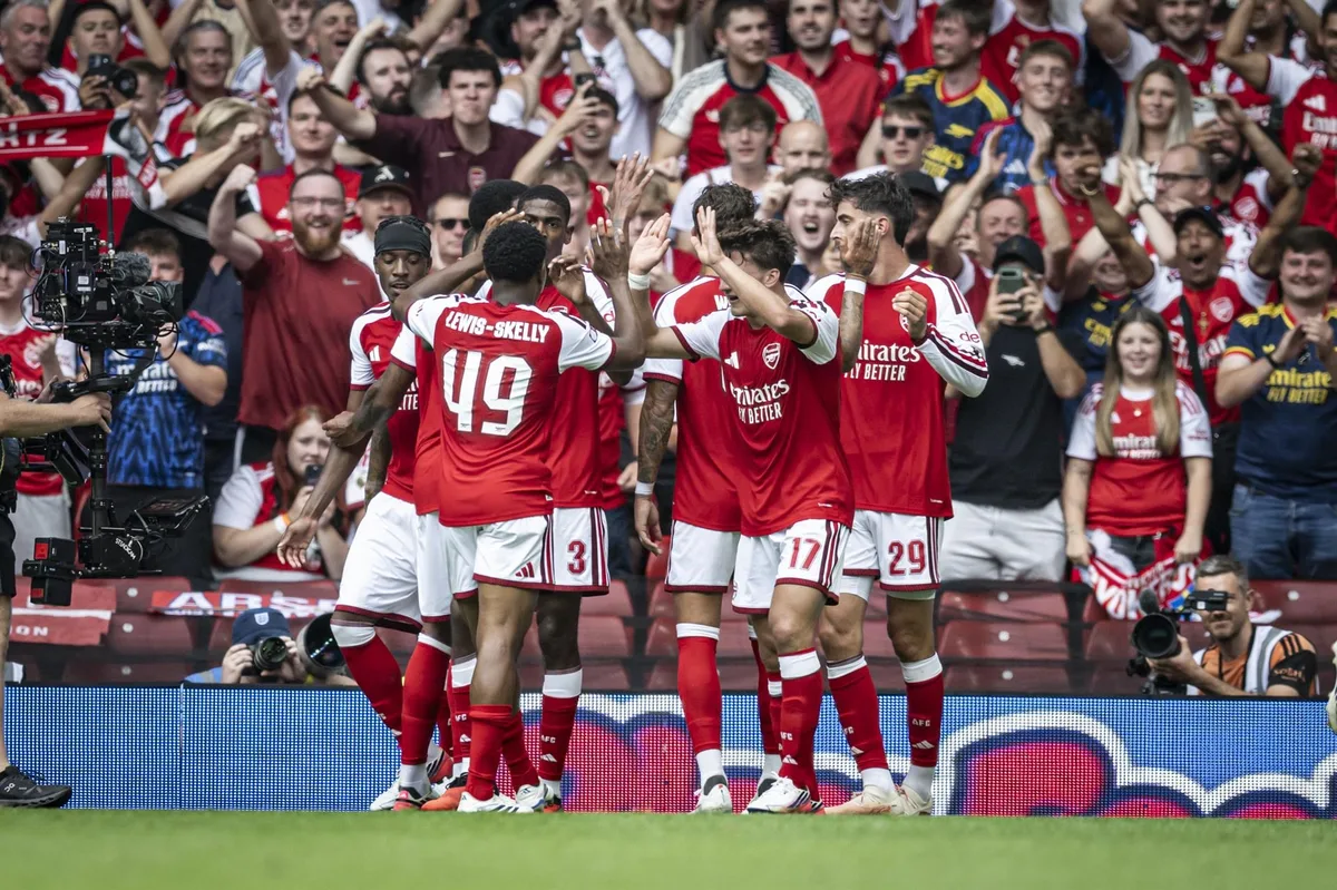 El Arsenal arrasa al Manchester City y alza la Community Shield