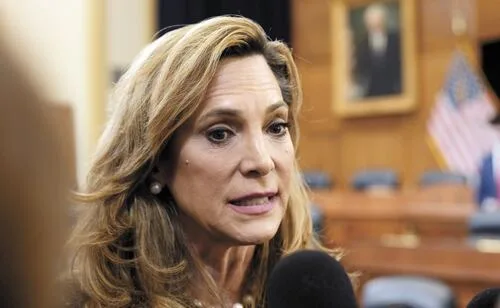 "Ha ido demasiado lejos": Congresista republicana María Elvira Salazar rompe filas con Trump; critica política migratoria