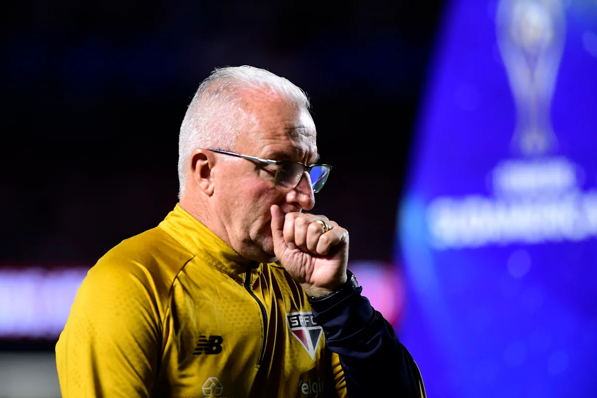 Em dez jogos no São Paulo, Dorival Júnior ainda não conseguiu repetir a equipe; veja as escalações