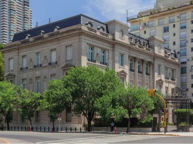 Amenazó con inmolarse frente a la Embajada de Estados Unidos y Casación anuló su probation