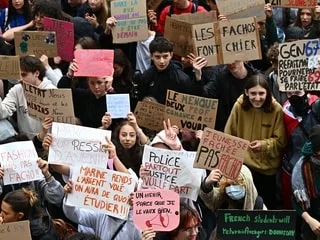 « Études logement dignité ! » C’est le slogan entamé par les lycéens qui manifestent à Nantes ce vendredi