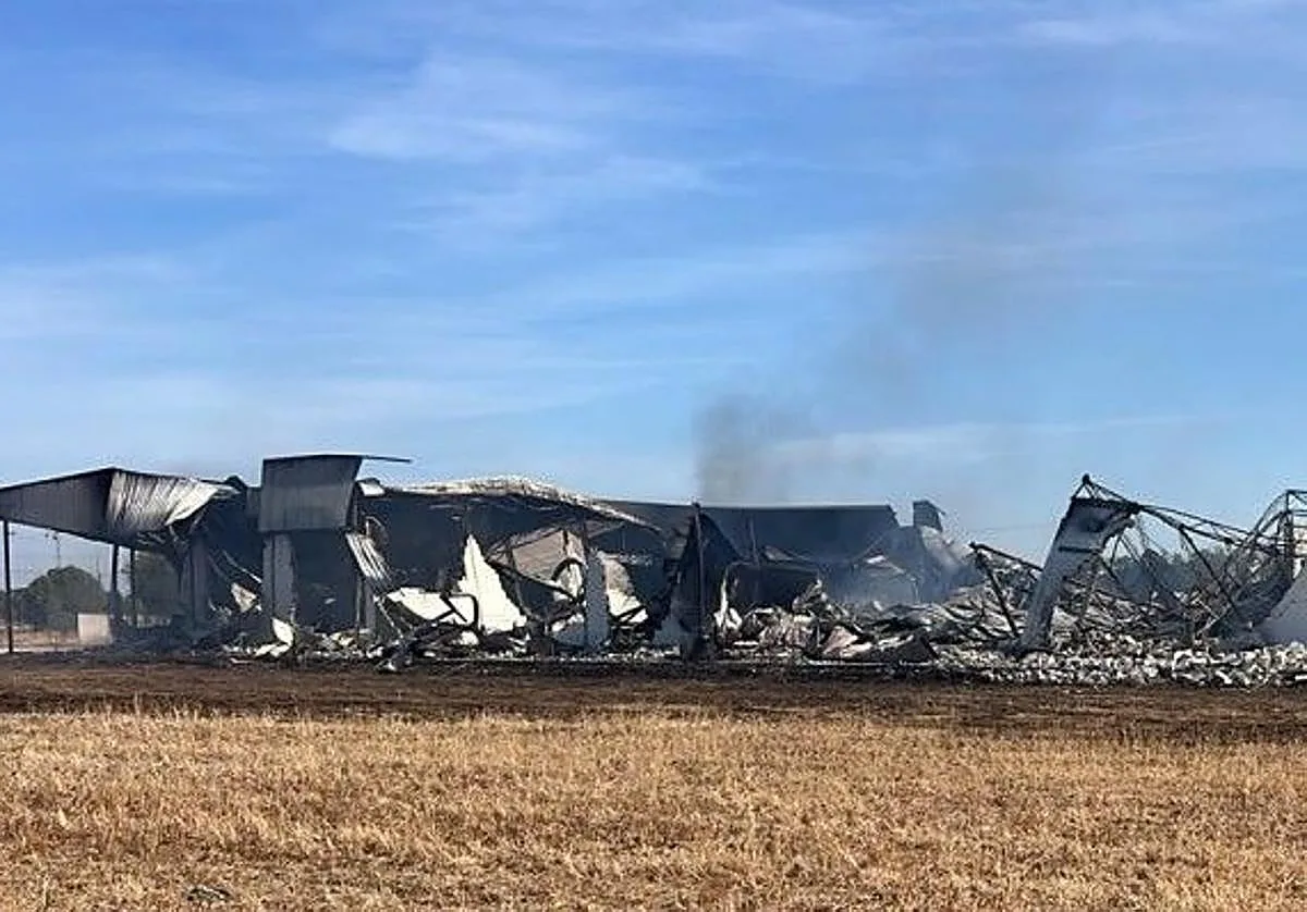 Los Bomberos extinguen tras cuatro días el incendio en una nave abandonada de Palma del Río