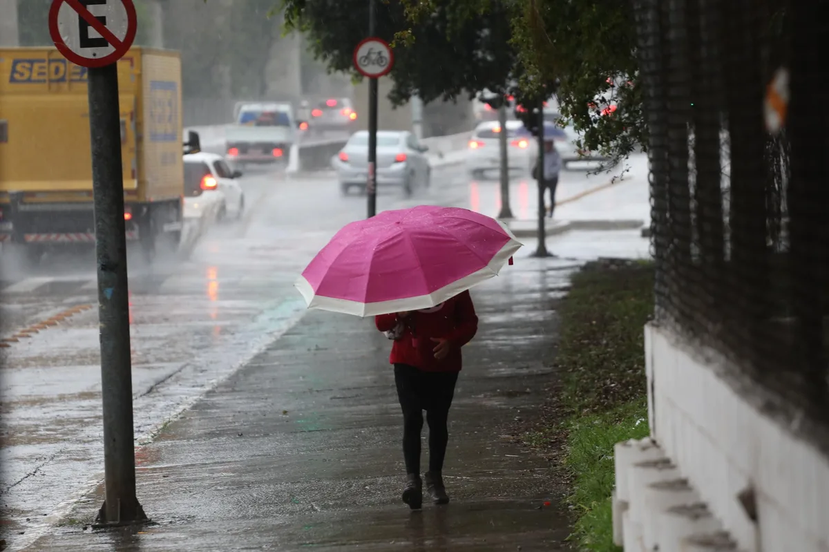 Cidade de SP terá virada no tempo nesta terça, com chuva e queda de temperatura