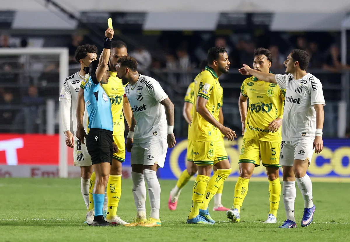 Viralizou: camisa da discórdia no Ba-Vi, blitz do líder Palmeiras no Vasco e outro cartão para Neymar