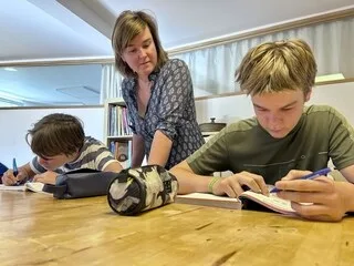 « Je les laisse aller vers ce qui les intéresse » : Marie fait l’école à la maison à ses deux fils depuis onze ans