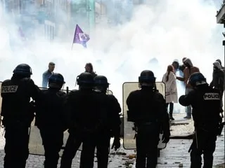 Mobilisations lycéennes : ces grenades qui font débat pour le maintien de l’ordre