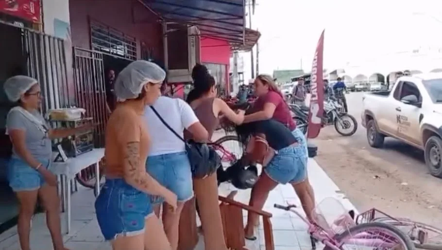 Morador registra briga generalizada entre mulheres em via pública de Tarauacá