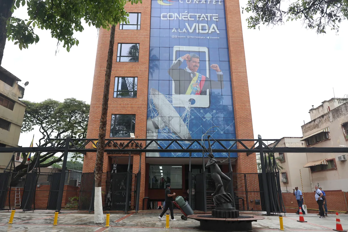 De las concesiones y el papel a los bloqueos digitales: 27 años de asfixia comunicacional en Venezuela