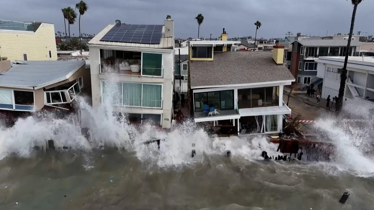 À Long Beach, la tempête Rachel et ses vagues impressionnantes ont eu raison de ces villas