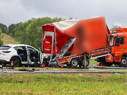 Zwei junge Menschen sterben: Überfülltes Auto mit Jugendlichen kollidiert bei Nidda mit Lkw
