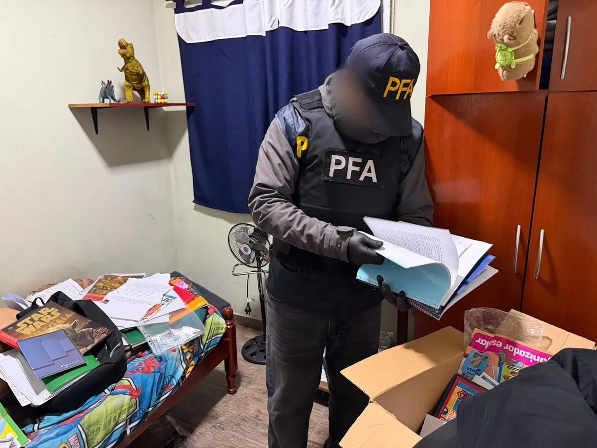 Qué encontró la Justicia en la casa del adolescente de Quilmes que consultó a ChatGPT para planificar un ataque en su colegio