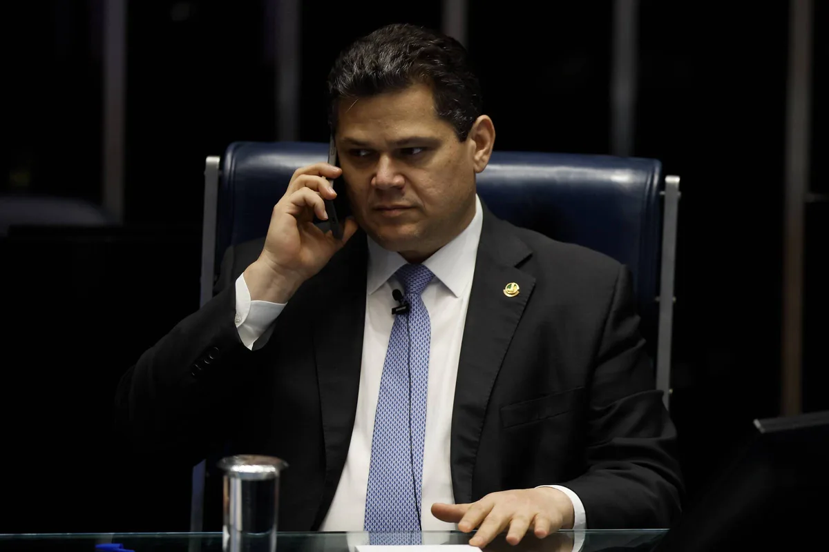 Alcolumbre dobra a aposta para buscar sua reeleição