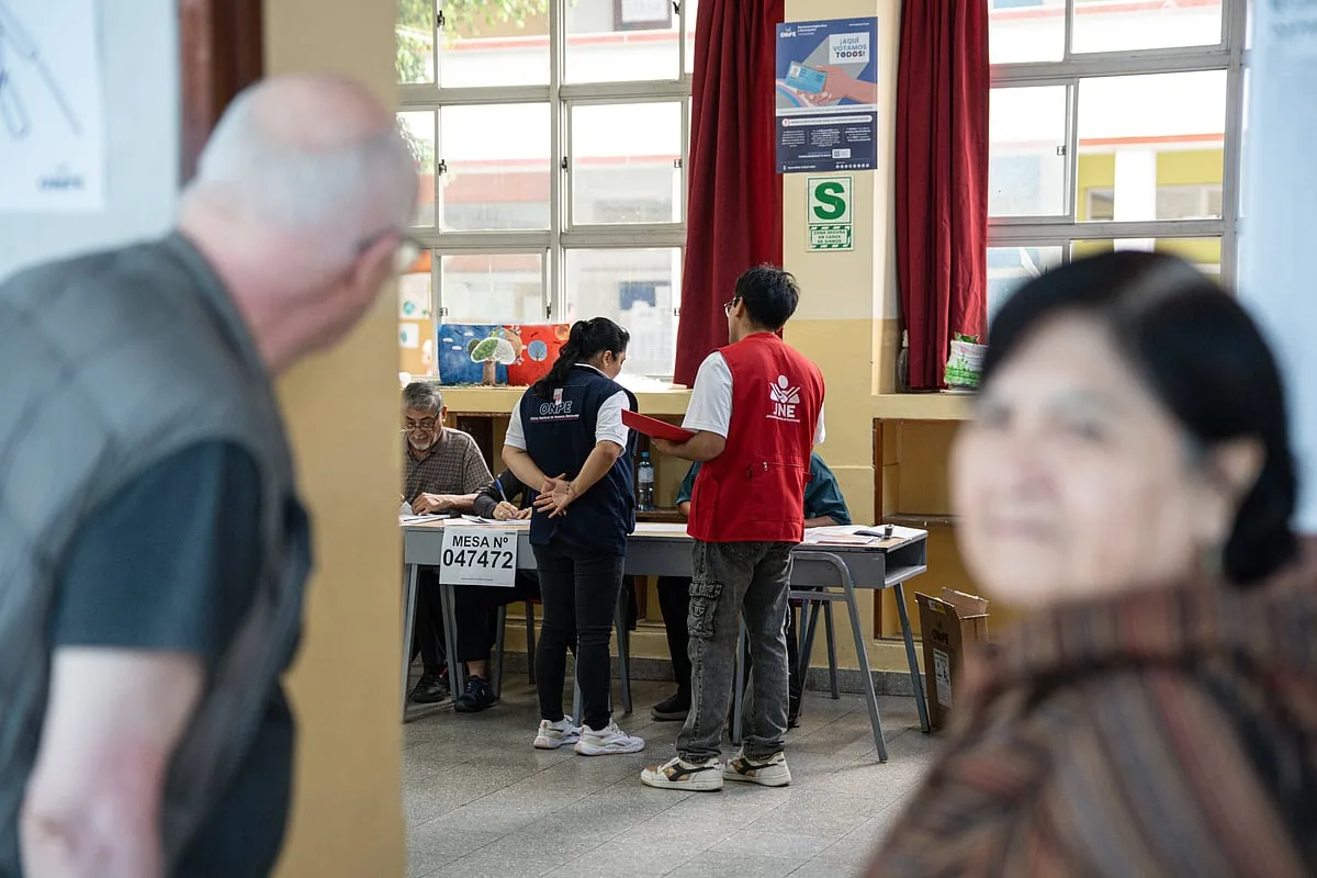 Hitler Mussolini, de centro-esquerda, eleito presidente da câmara no Peru