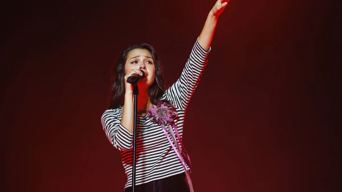 Olivia Rodrigo lança novo single ‘Serena Joy’