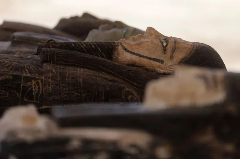 Un caballo, una estela real y un barrio de adobe reaparecen bajo las arenas de la fortaleza de Tell Al-Abqain, en Egipto