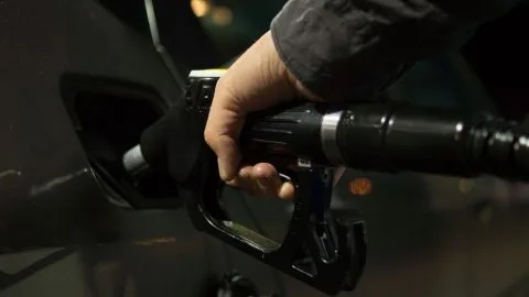 De Ormuz al surtidor: los beneficios del petróleo de Trump los paga también el conductor español