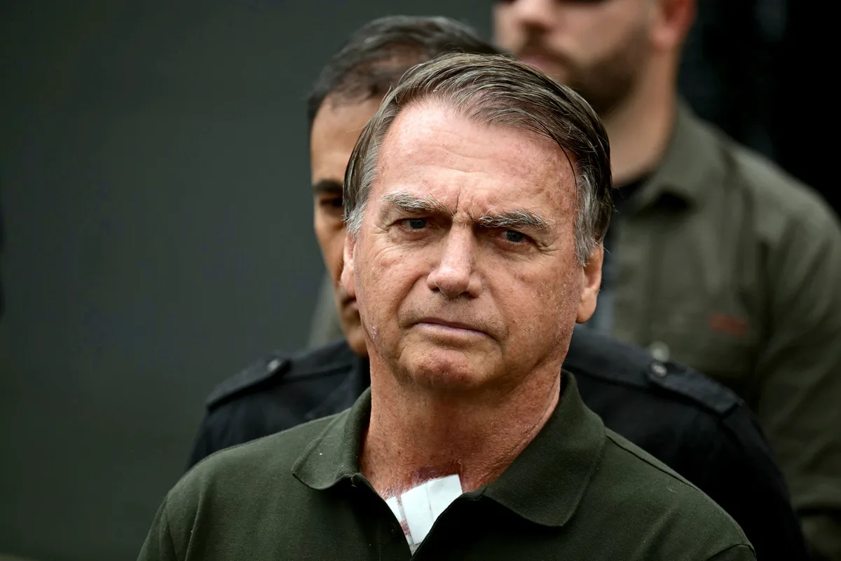 Bolsonaro pede autorização para deixar prisão domiciliar e ir ao dentista; nome indicado pela defesa é esposa de Flávio