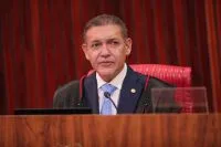 Se eleito, Flávio poderá subir a rampa com Jair Bolsonaro? Entenda