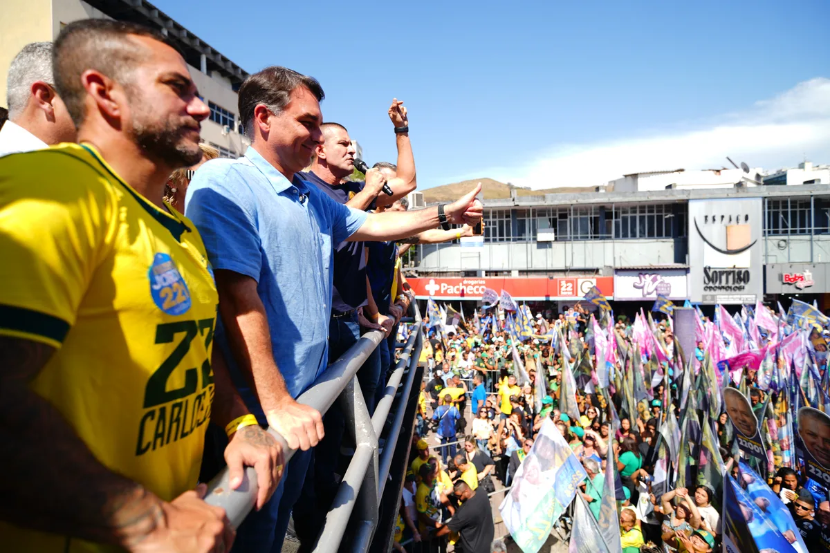 Flávio investe no discurso da segurança e em ataques a Lula no Rio