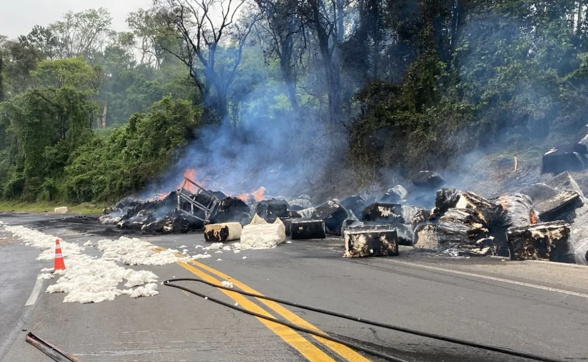 Fogo em carga de algodão deixa BR-376 fechada por horas