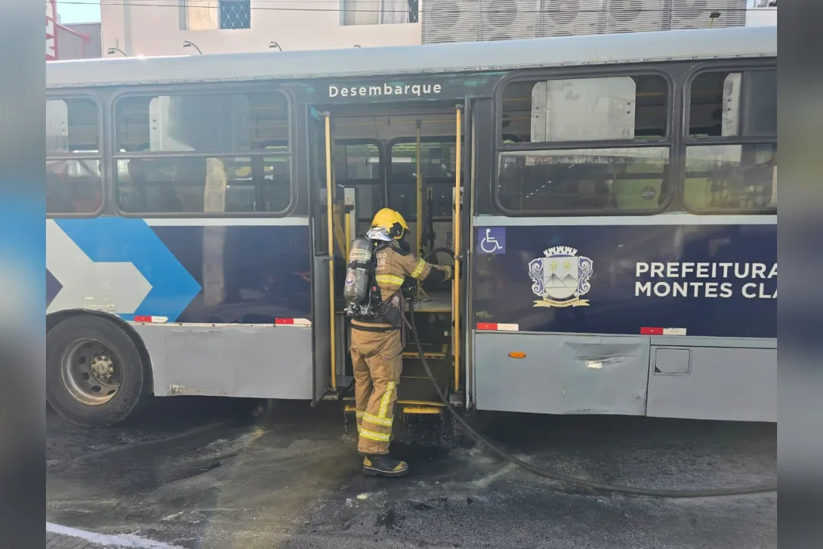 Ônibus coletivo pega fogo em Montes Claros, no Norte de Minas