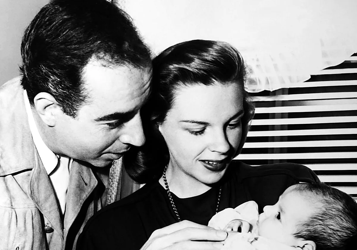 El momento en el que Judy Garland prometió dejar las pastillas: «Me agarró tan fuerte que me clavó las uñas»