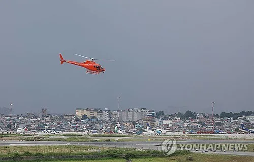 [네팔 대홍수] 韓 헬기 2대 수색 개시…정부대응팀 9명 추가파견(종합2보)