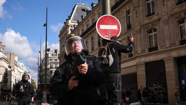 Emmanuel Macron prendra la parole ce soir, pour tenter d'apaiser la controverse entourant les manifestations