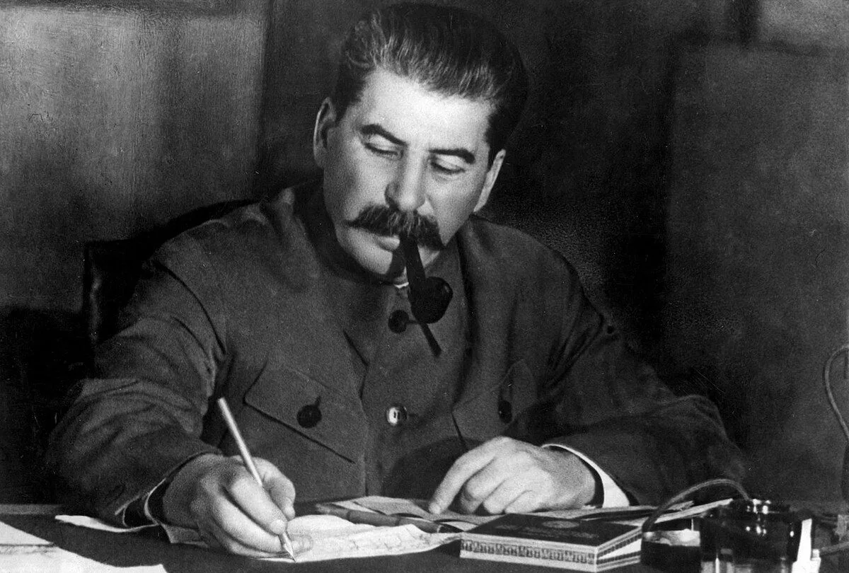 Estaline convenceu Hitler a ceder Estónia, terra “originalmente russa”. Fome, mortes… URSS reconheceu erro