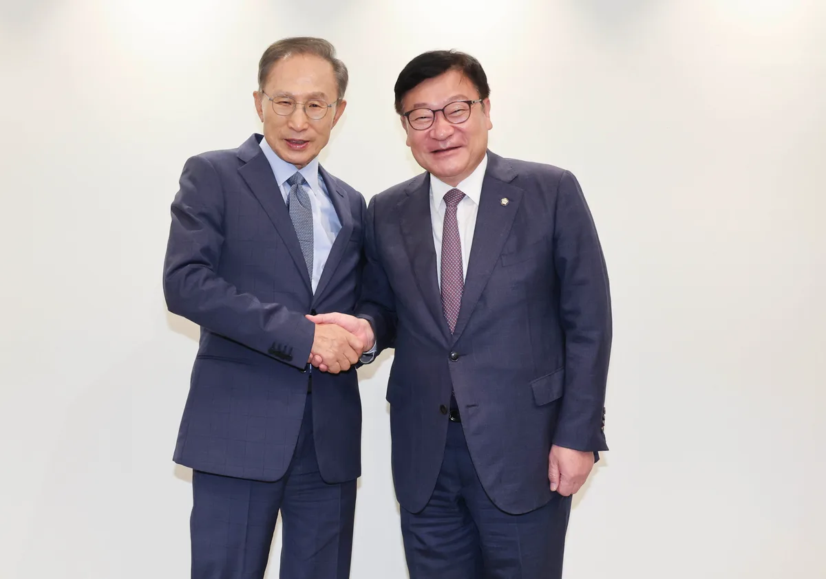 정점식 만난 이명박 “당보다 원내 역할 커…국민 보고 투쟁해라”